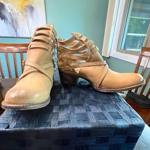 Freebird Stair bootie in taupe - size 10